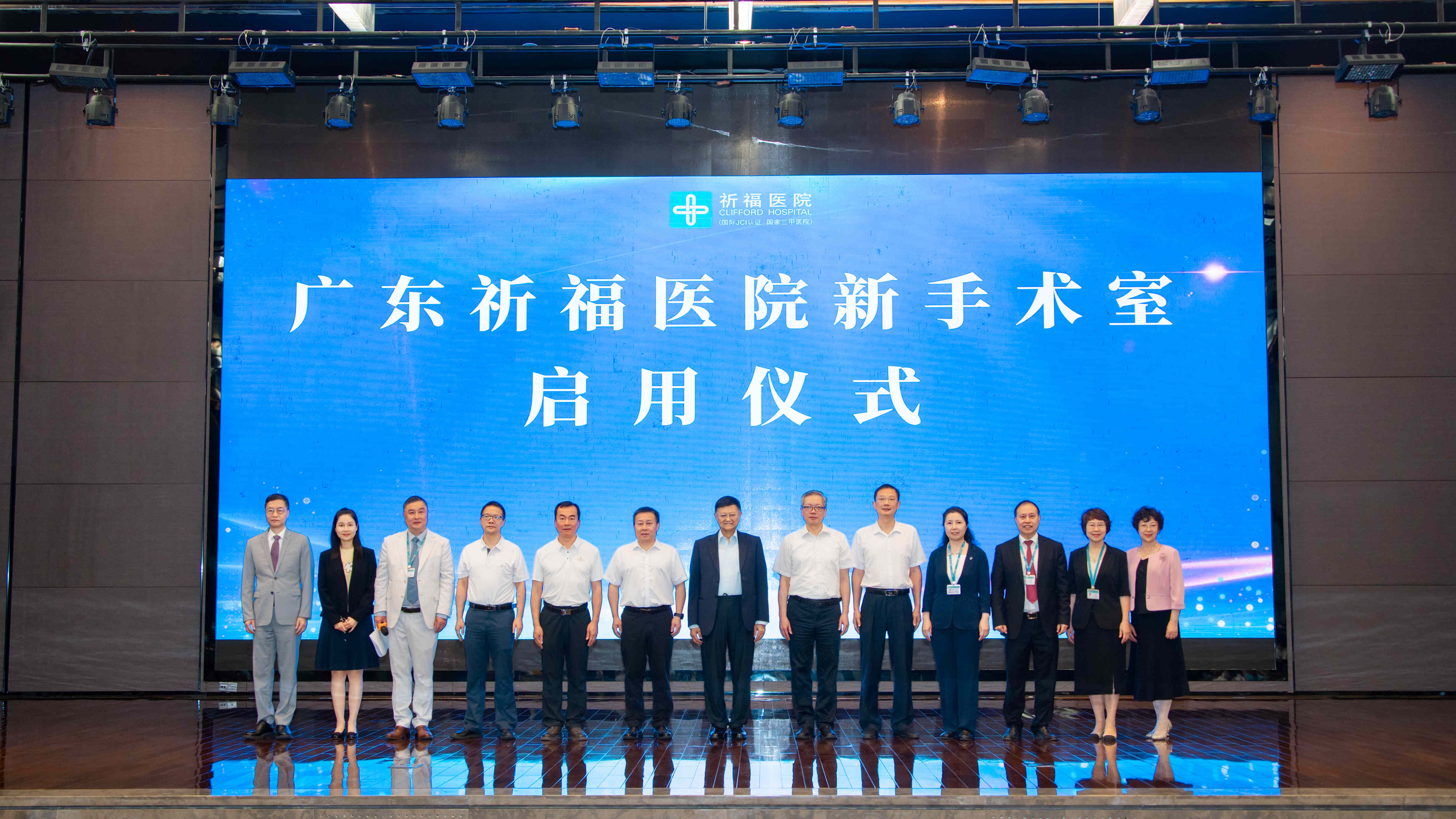 【人民日报】广州番禺：机器人走进手术室