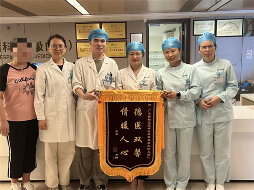 告别轮椅，七旬重症哮喘老人送来锦旗！