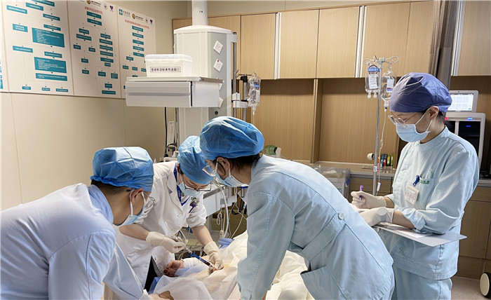 【南方都市报】女子吞下百片哮喘药轻生，解毒、医心双管齐下救下来了