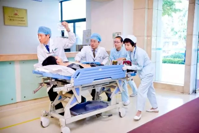 惨！65岁老人突发胸痛，路人背起就送医院，血管通了，脑却死了