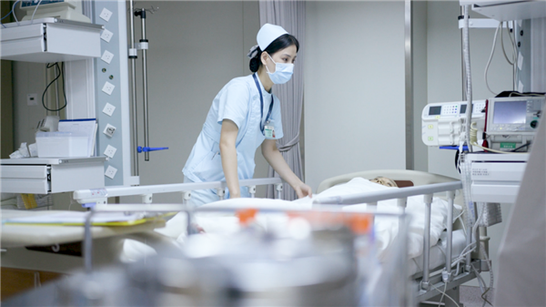 【广州日报】他们用雨伞撑起一个“急救室”