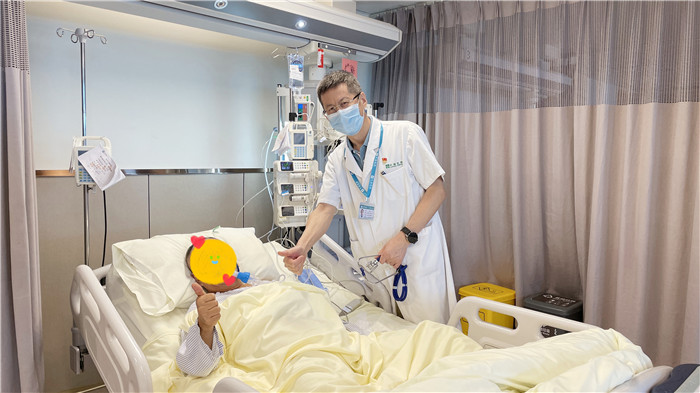【广州日报】大叔高铁上突发心脏骤停，众人接力搭建“救心路”
