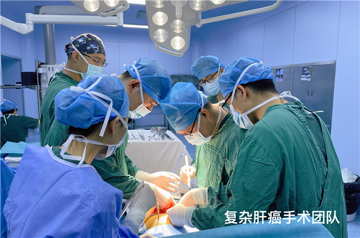 【39健康网】方寸之间见真功 肝胆胰巨匠简志祥完成多例高难度肝癌手术