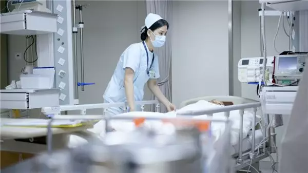 【央视网】“最美急诊护士”林华妹：大雨中跪地抢救老人